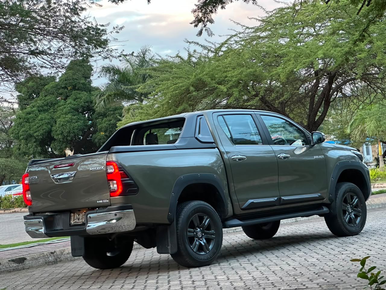 HILUX DOUBLE CABIN thumbnail 6